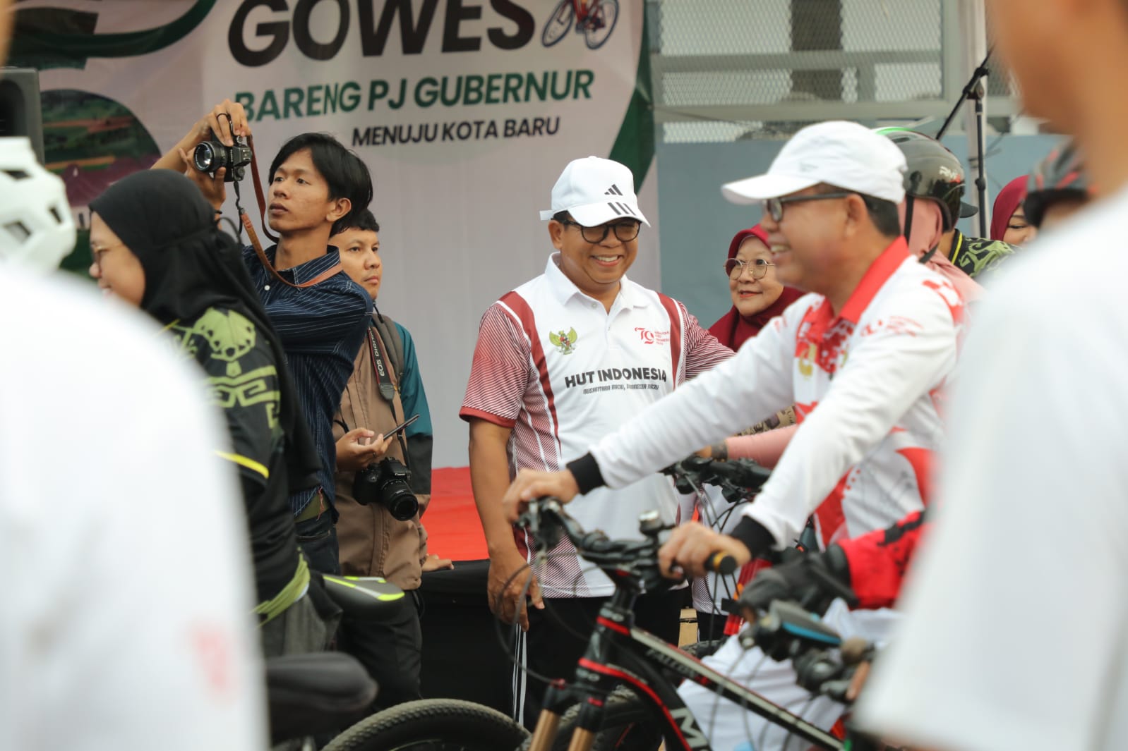 Pj. Gubernur Samsudin Lepas 2000 Peserta “Gowes Bareng” Menuju Kota Baru dalam Rangka HUTke-79 RI
