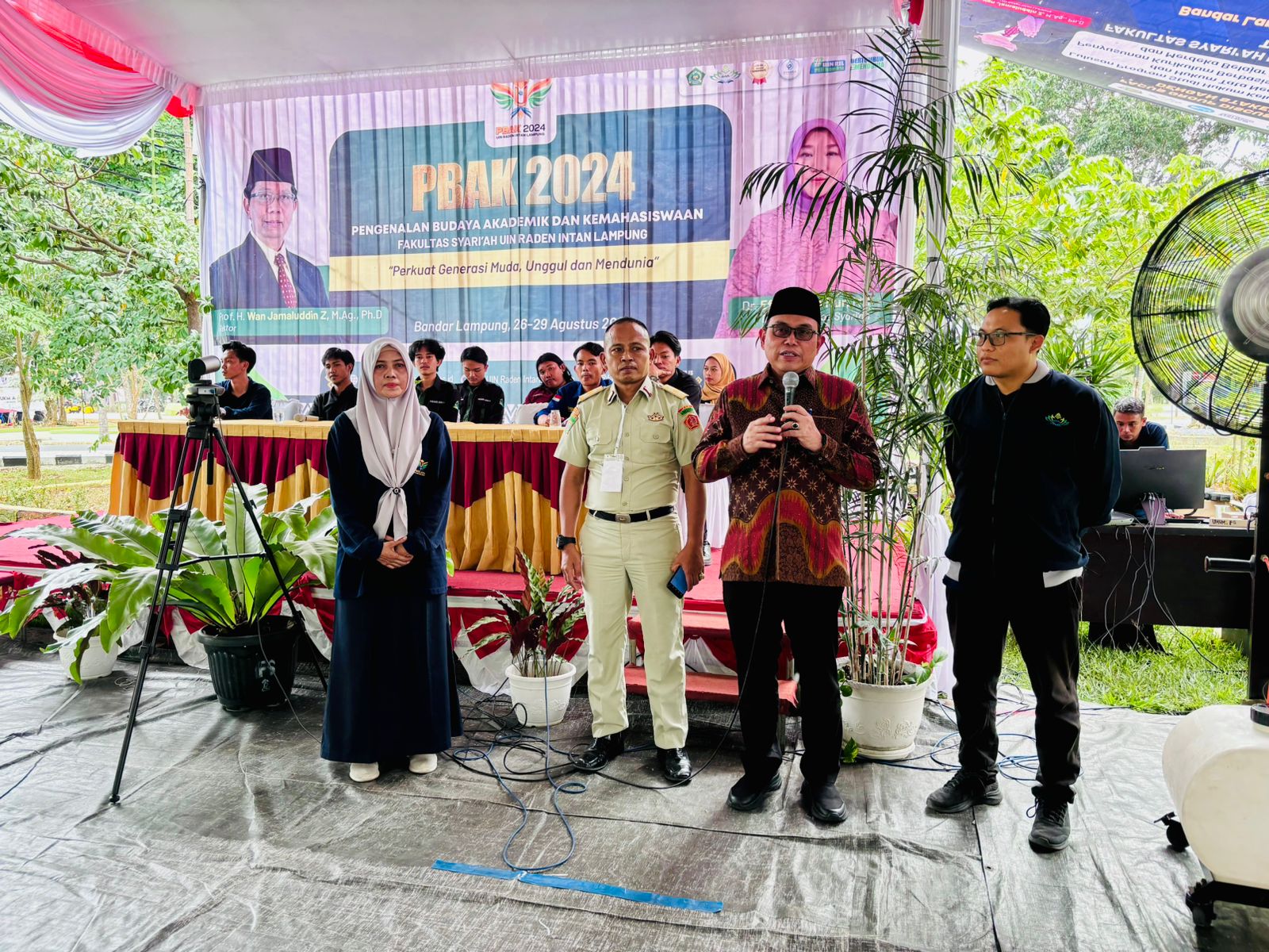 Warek III Prof. Idrus Ruslan Pantau PBAK Fakultas Syariah: Teknologi dan Kebanggaan Menjadi Mahasiswa UIN