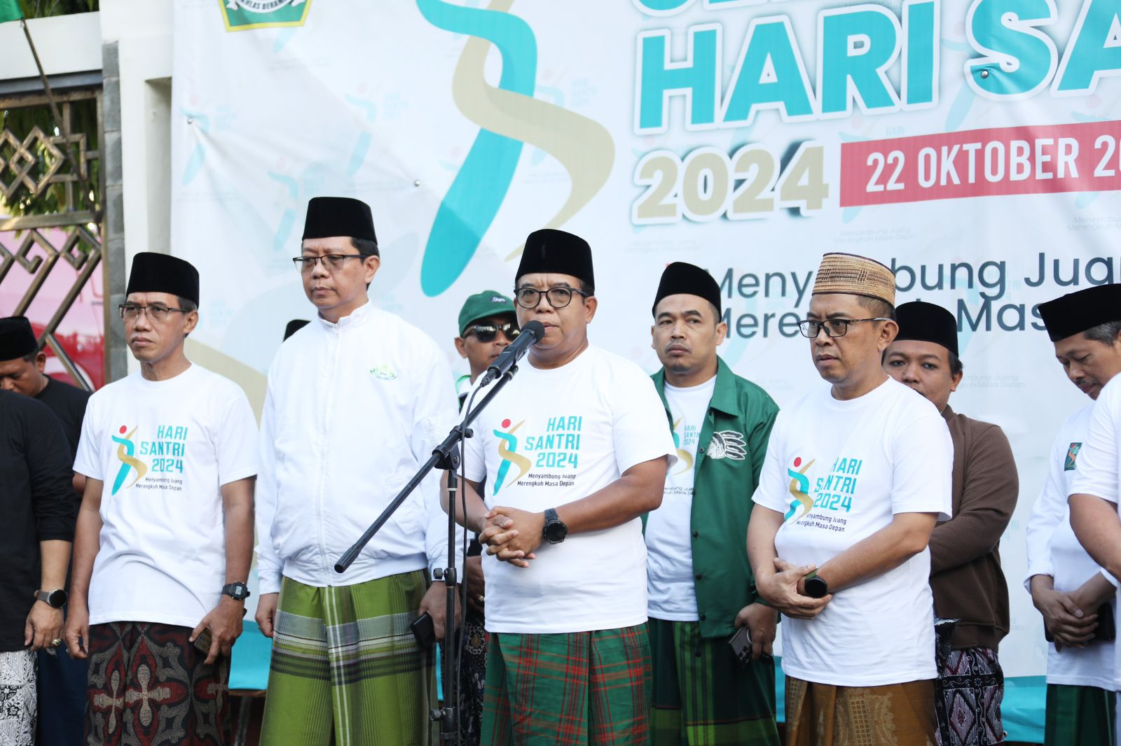 Pj. Gubernur Samsudin Lepas Jalan Sehat Sarungan dalam Rangka Hari Santri 2024