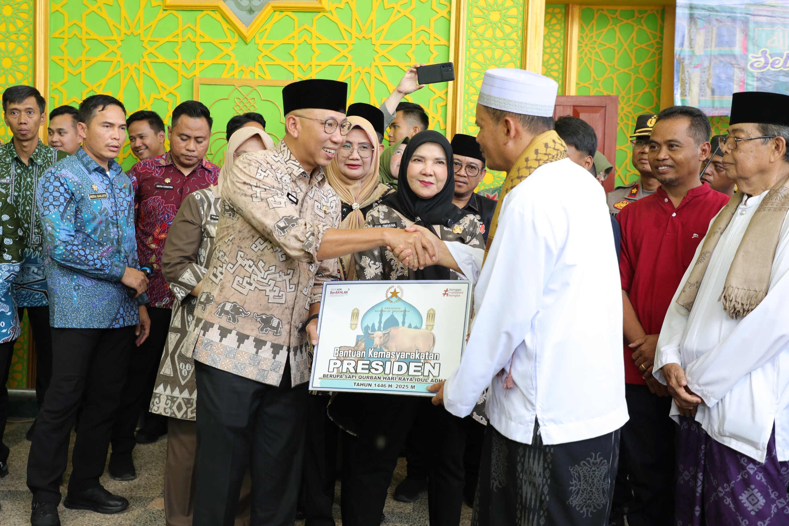 Gubernur Mirza Serahkan Sapi Kurban dari Presiden Prabowo Subianto Jenis Simmental dengan Berat Mencapai 1.058 Kg