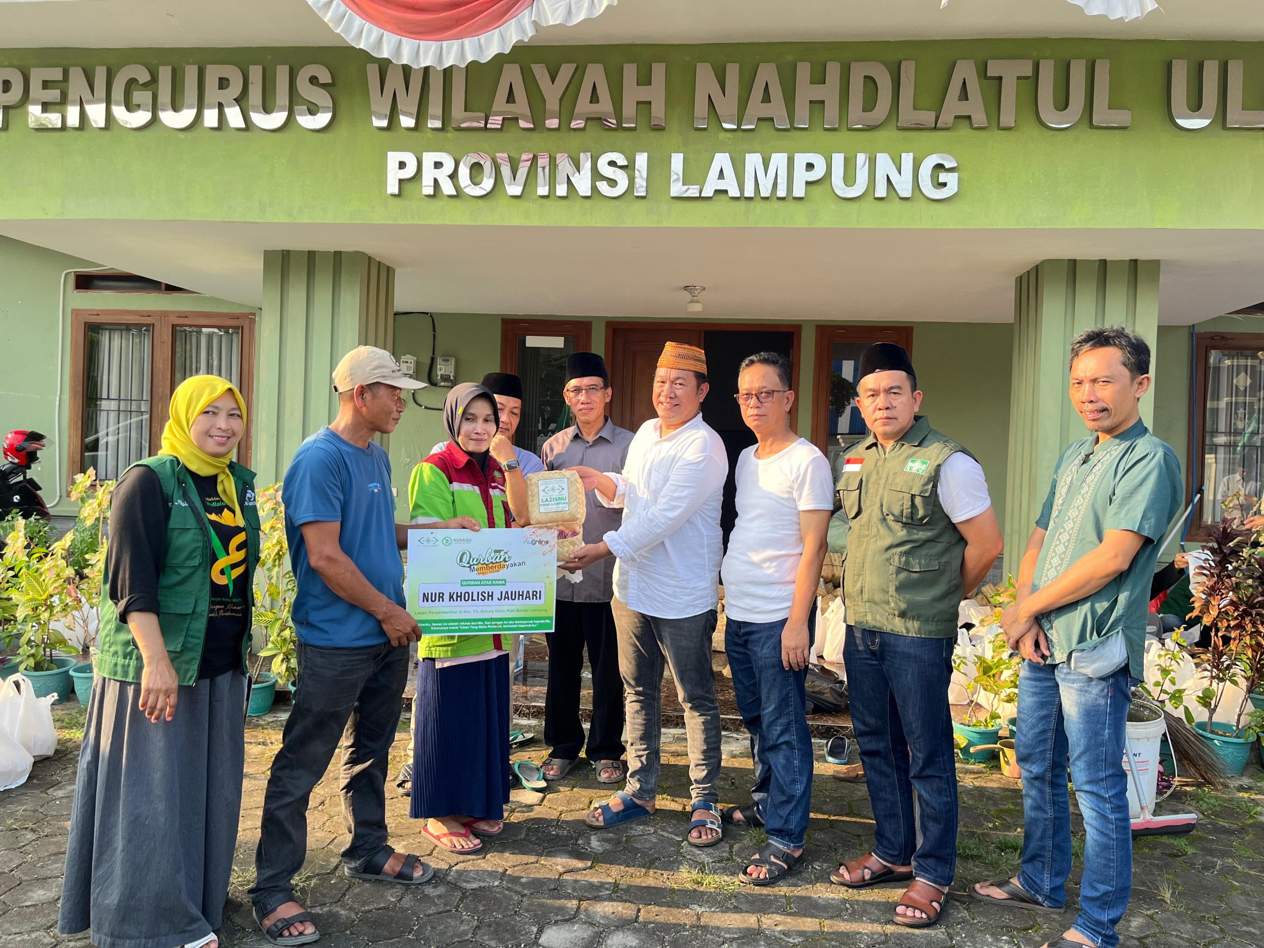 PWNU Lampung dan LAZISNU Sembelih 7 Hewan Kurban, Salurkan 312 Paket Daging
