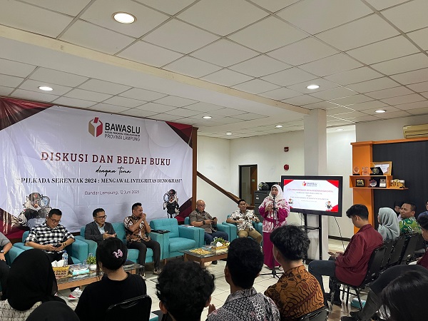 Bawaslu Lampung Gelar Diskusi dan Bedah Buku “Pilkada Serentak 2024: Mengawal Integritas Demokrasi”