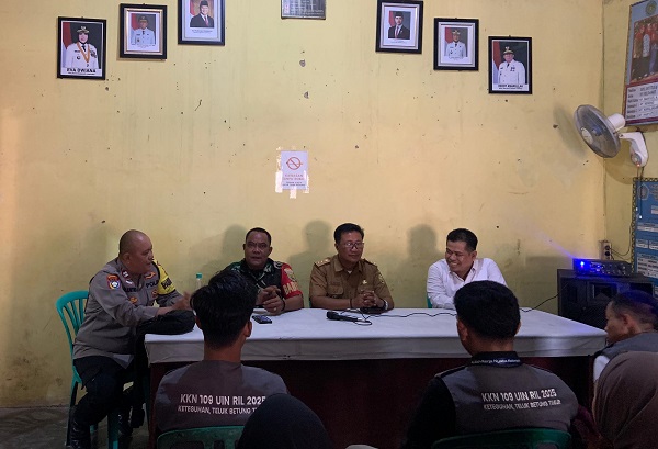 Babinsa Yul Haidir Beri Arahan Kedisiplinan Saat Sambut Mahasiswa KKN UIN RIL di Kelurahan Keteguhan