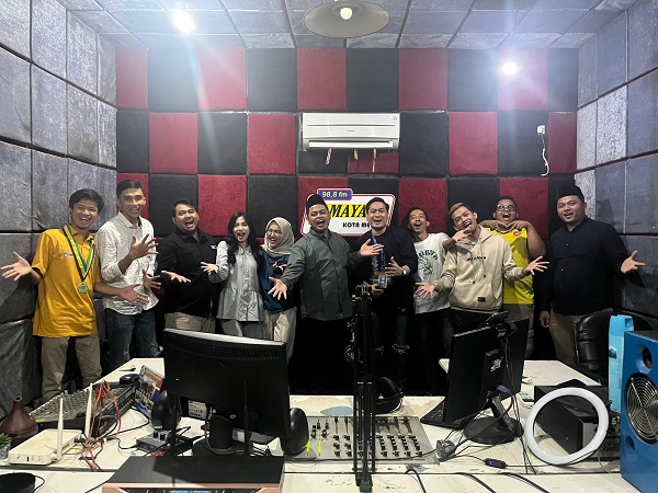 PC IPNU IPPNU Kota Metro Gelar Join Live Talkshow Bersama Grup Band Hanaya di Radio Ramayana FM