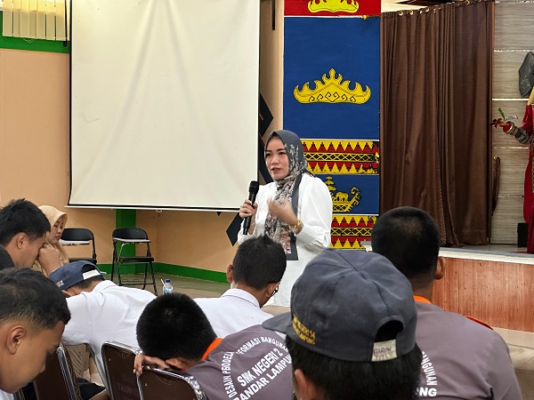 Vandan Wiliyanti, S. Pd., M. Si., Ajak Siswa SMK Negeri 2 Bijak Pakai Listrik di Sekolah