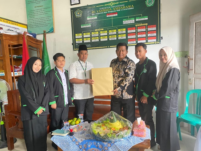 Potong Tumpeng, Mahasiswa PPL STIT Pringsewu Akhiri Pengabdian di MI Yasmida Ambarawa